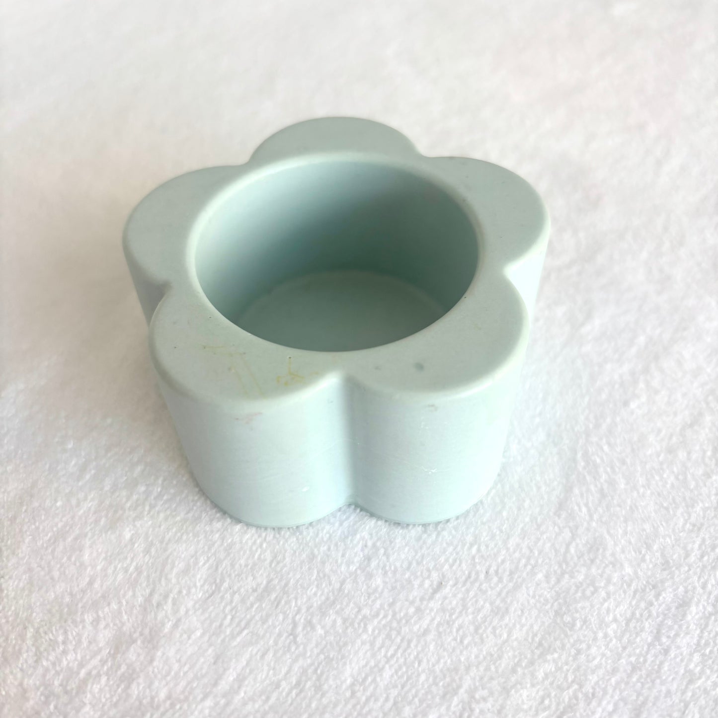 כלי אחסון דקורטיבי בצורת פרח