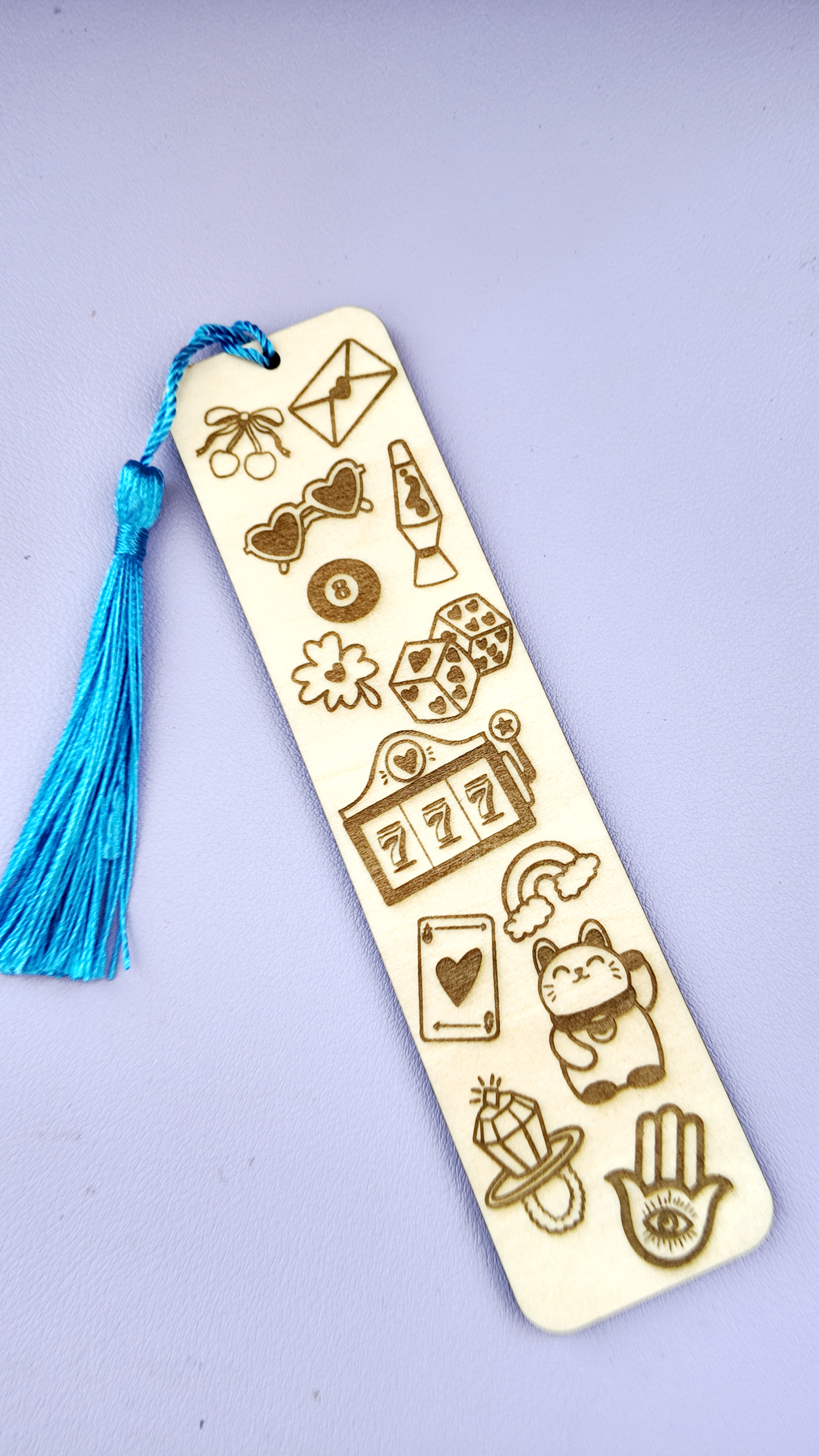 סימניית עץ עם חריטה ואיור מזל