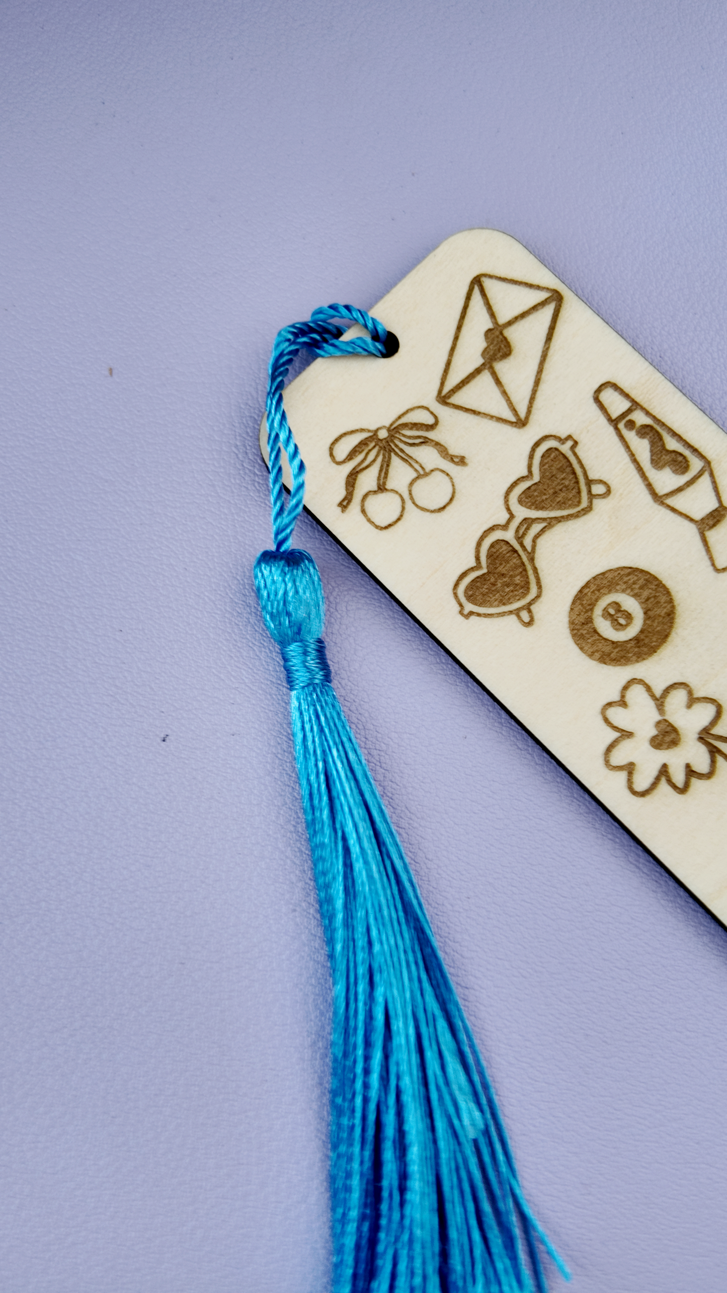 סימניית עץ עם חריטה ואיור מזל