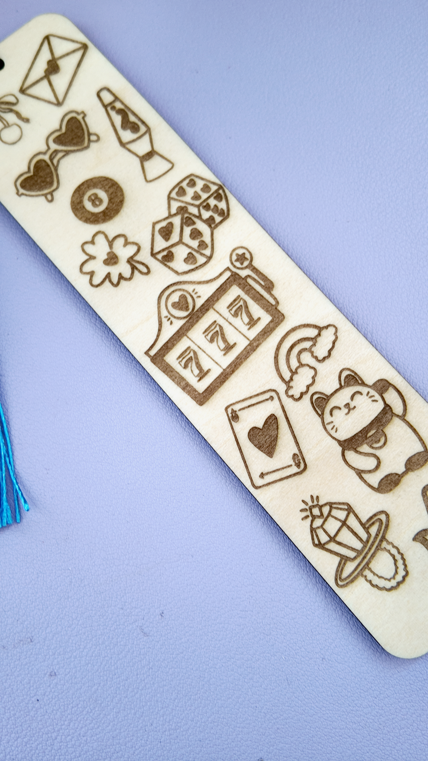 סימניית עץ עם חריטה ואיור מזל