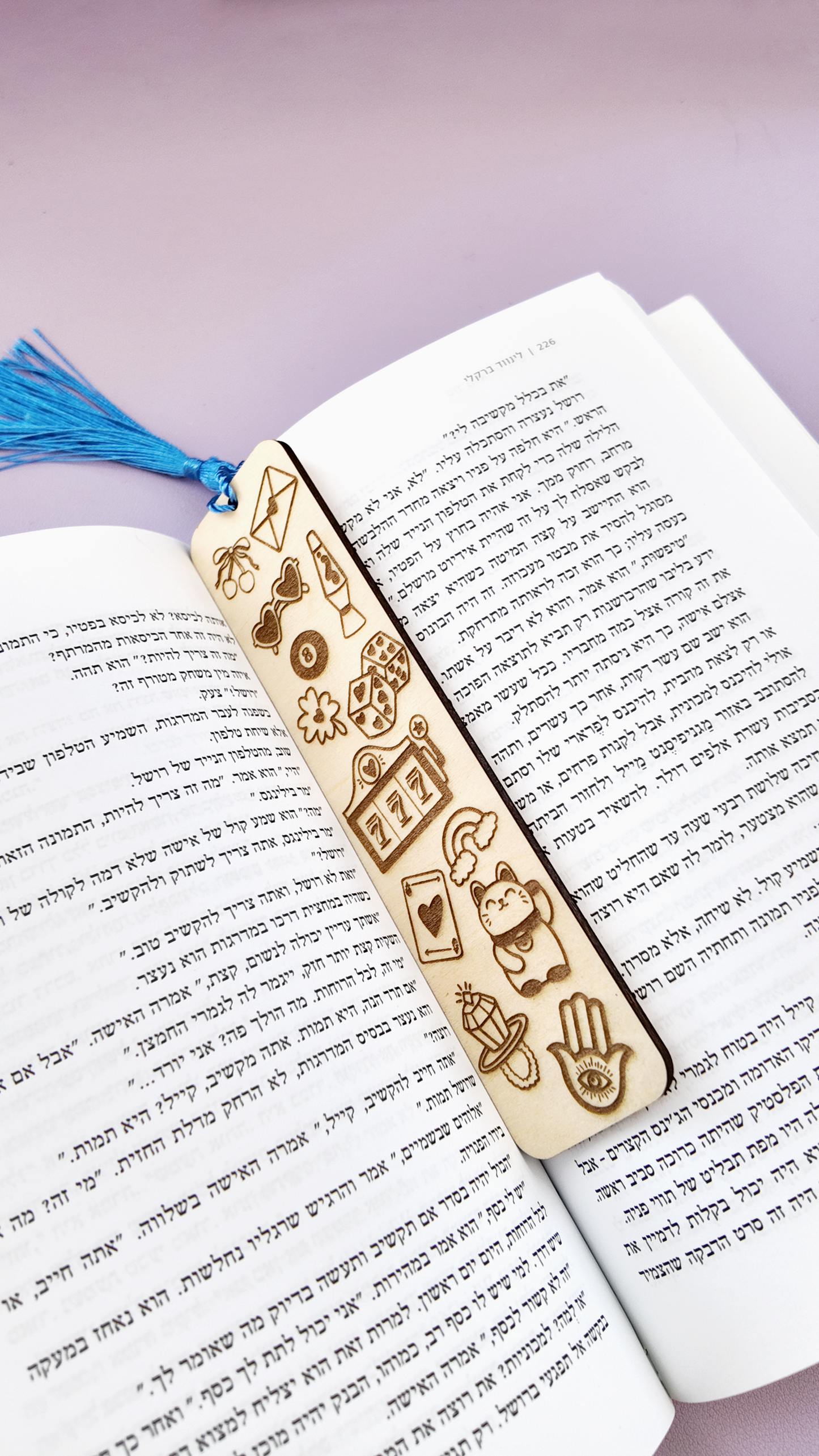 סימניית עץ עם חריטה ואיור מזל