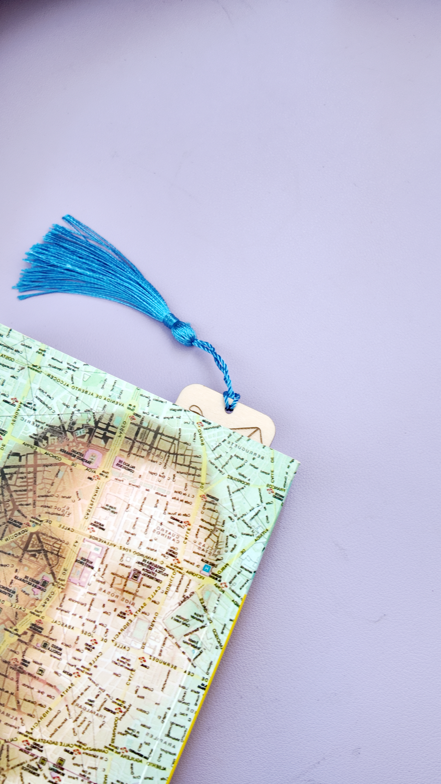 סימניית עץ עם חריטה ואיור מזל