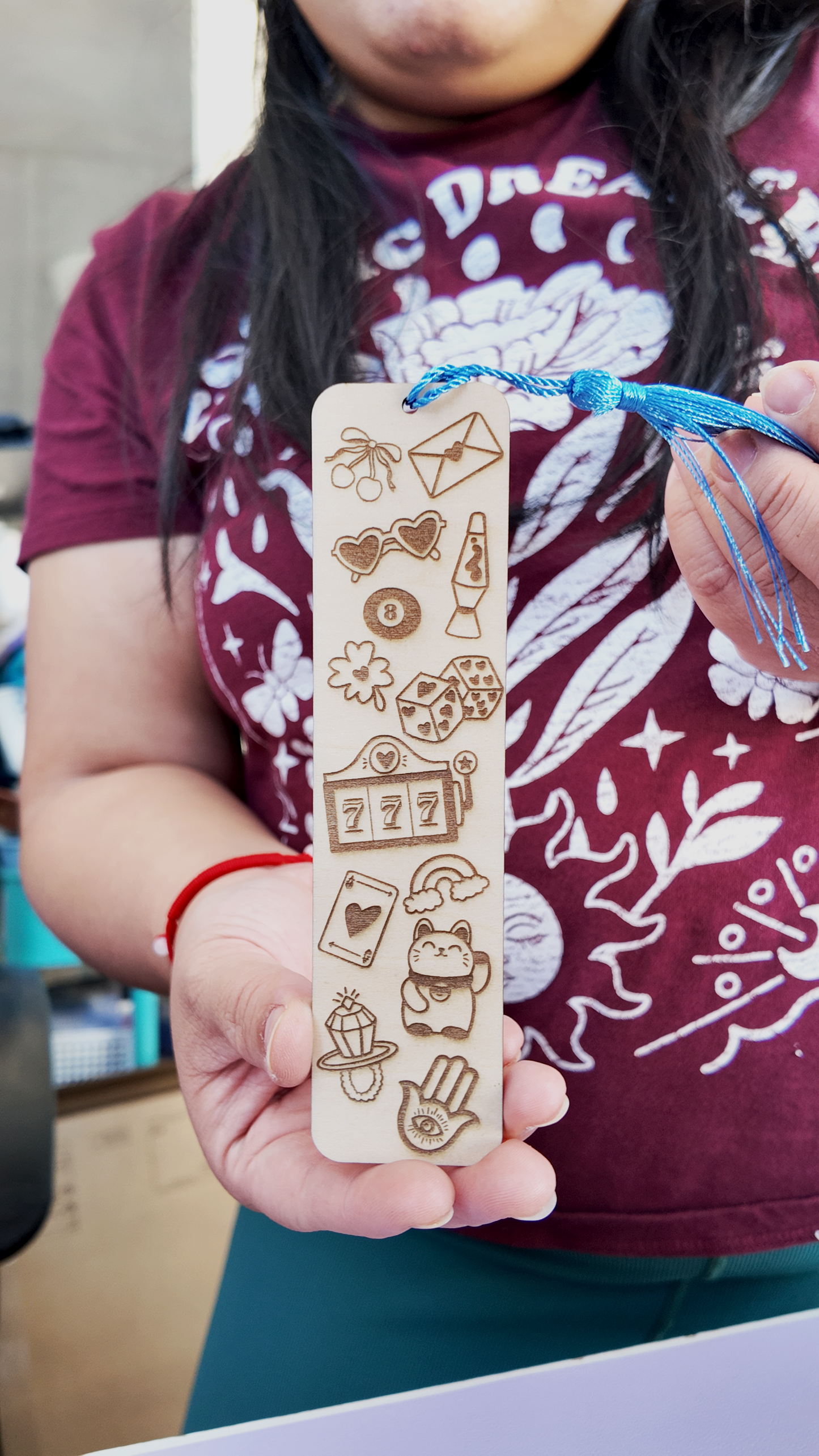 סימניית עץ עם חריטה ואיור מזל