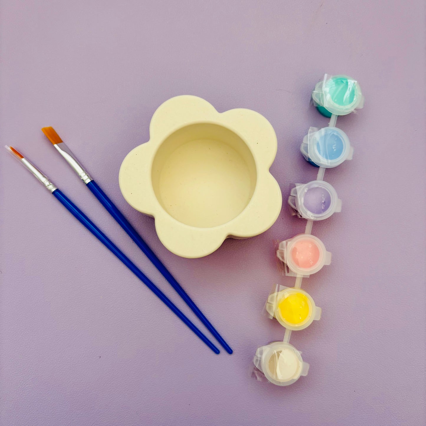 ערכת יצירה לצביעת כלי דקורטיבי בצורת פרח