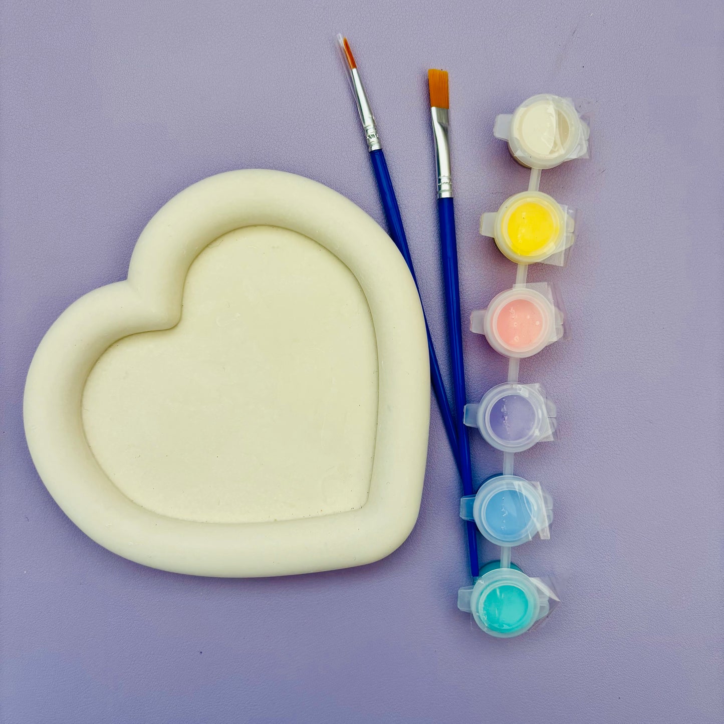 ערכת יצירה לצביעת כלי דקורטיבי בצורת לב