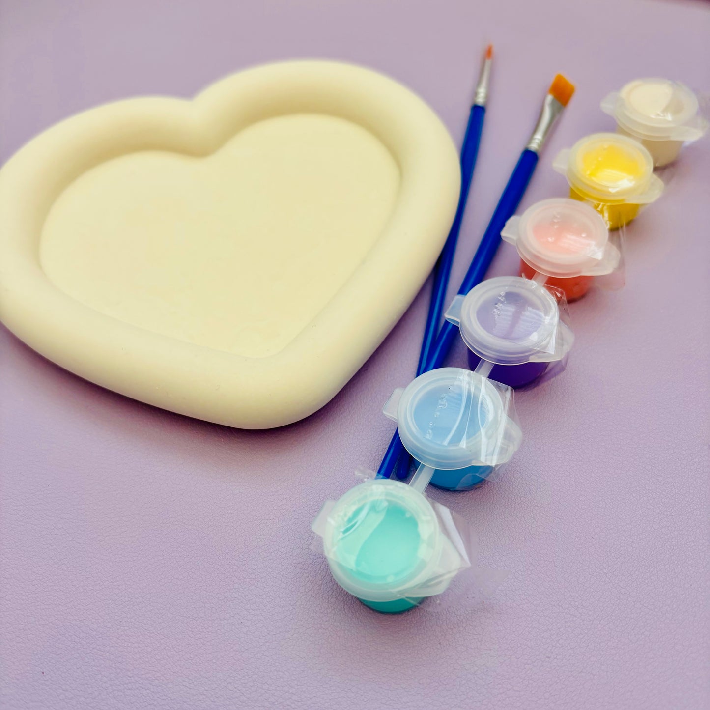 ערכת יצירה לצביעת כלי דקורטיבי בצורת לב