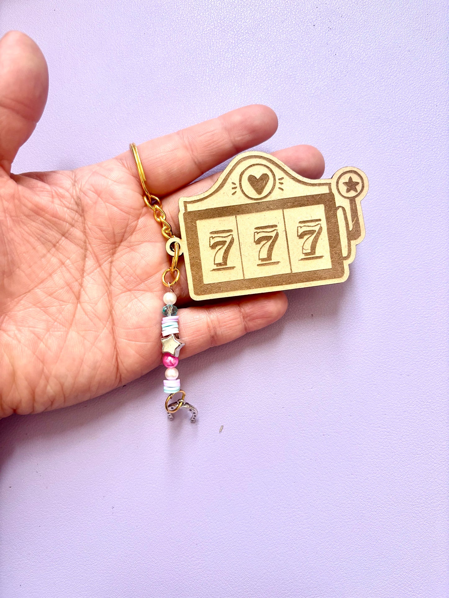 מחזיק מפתחות מעץ 777 – סמל למזל ושפע