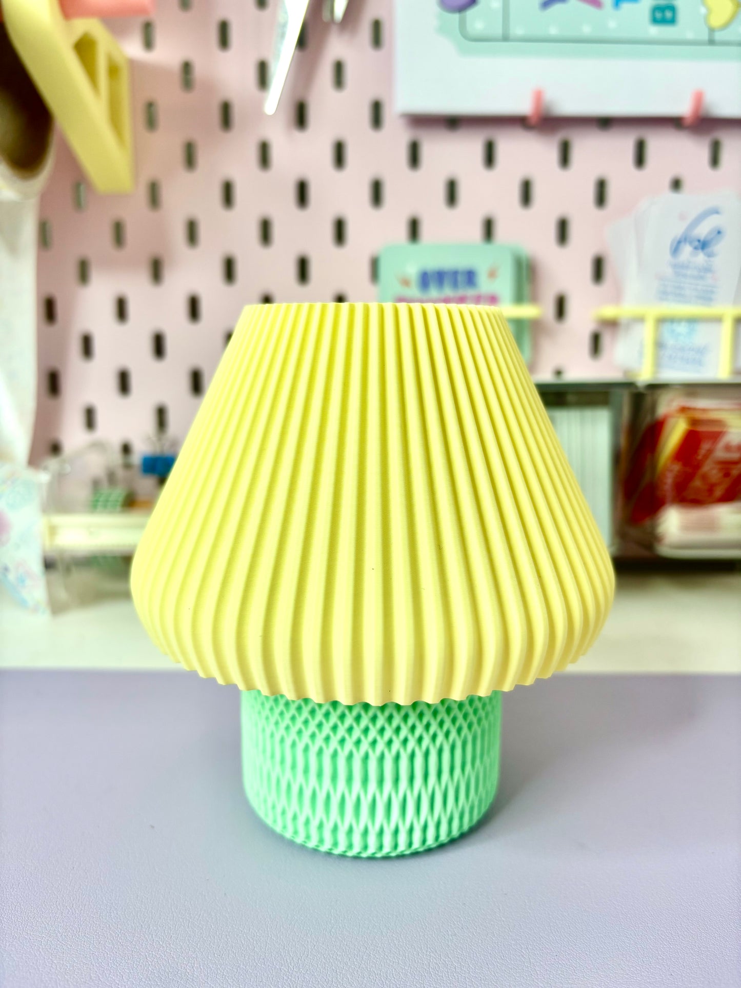 מנורת שולחן קומפקטית בעיצוב גאומטרי מודרני Lumi Shape