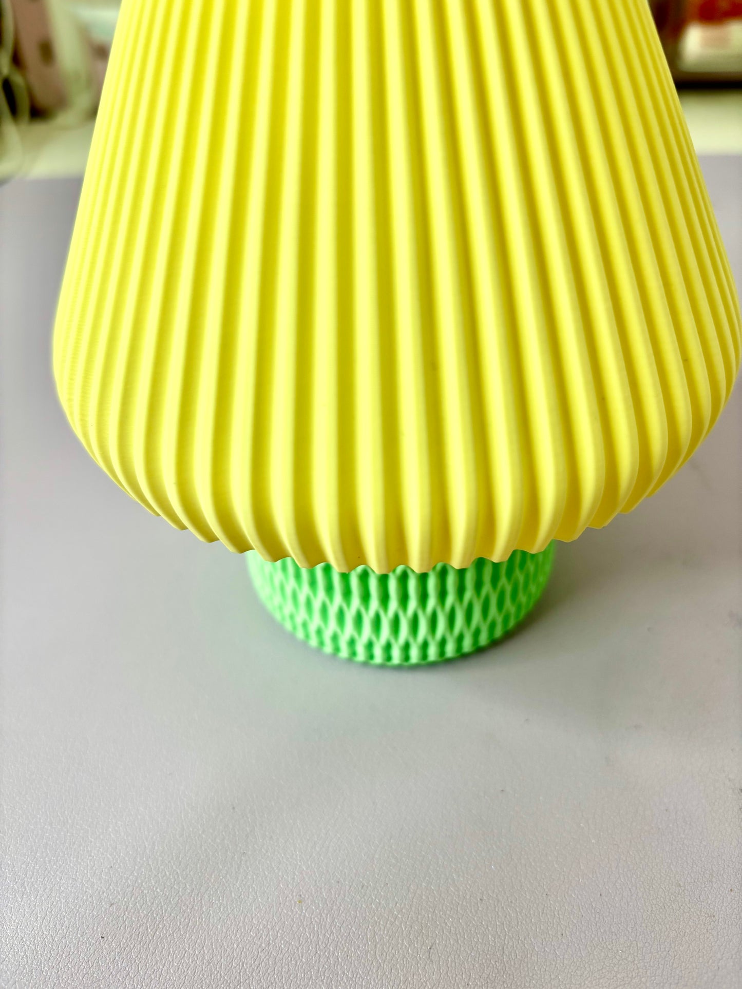 מנורת שולחן קומפקטית בעיצוב גאומטרי מודרני Lumi Shape