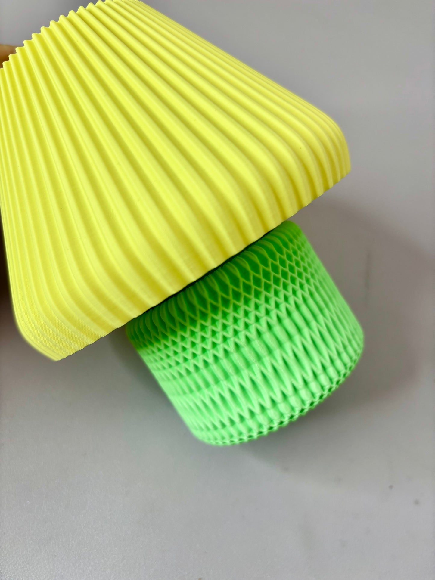 מנורת שולחן קומפקטית בעיצוב גאומטרי מודרני Lumi Shape