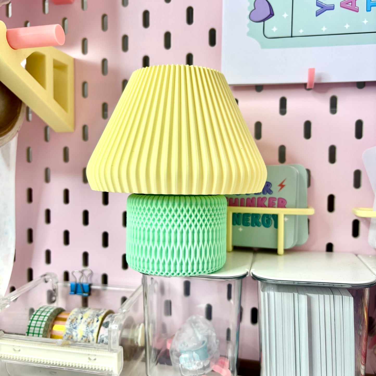 מנורת שולחן קומפקטית בעיצוב גאומטרי מודרני Lumi Shape