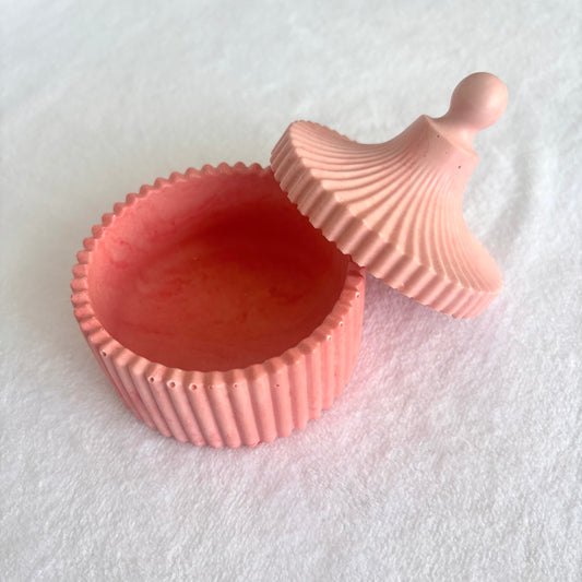 קופסה דקורטיבית עגולה עם מכסה מעוצב