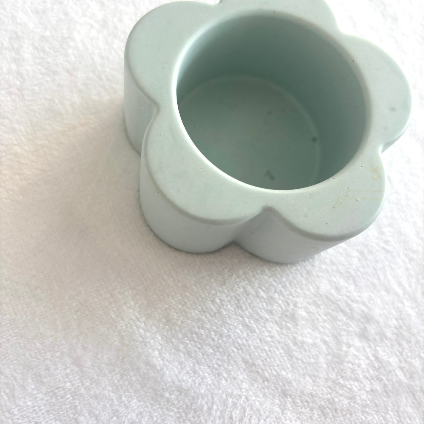 כלי אחסון דקורטיבי בצורת פרח