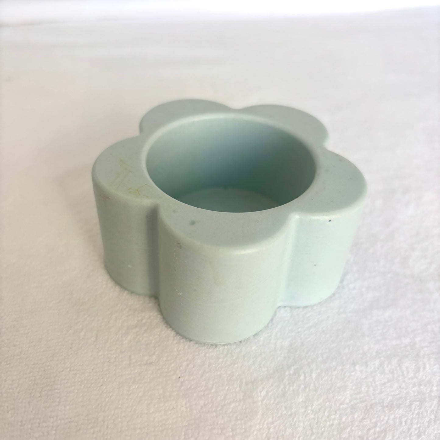 כלי אחסון דקורטיבי בצורת פרח