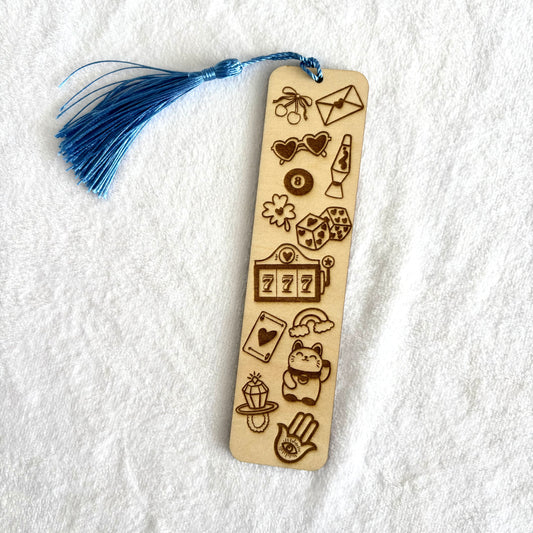 סימניית עץ עם חריטה ואיור מזל