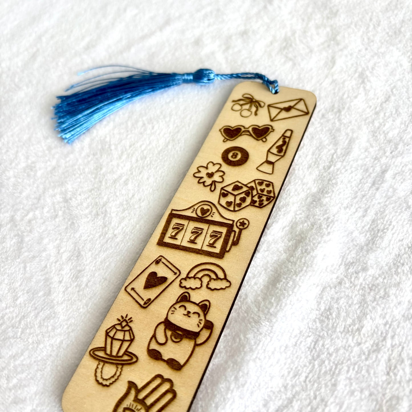 סימניית עץ עם חריטה ואיור מזל