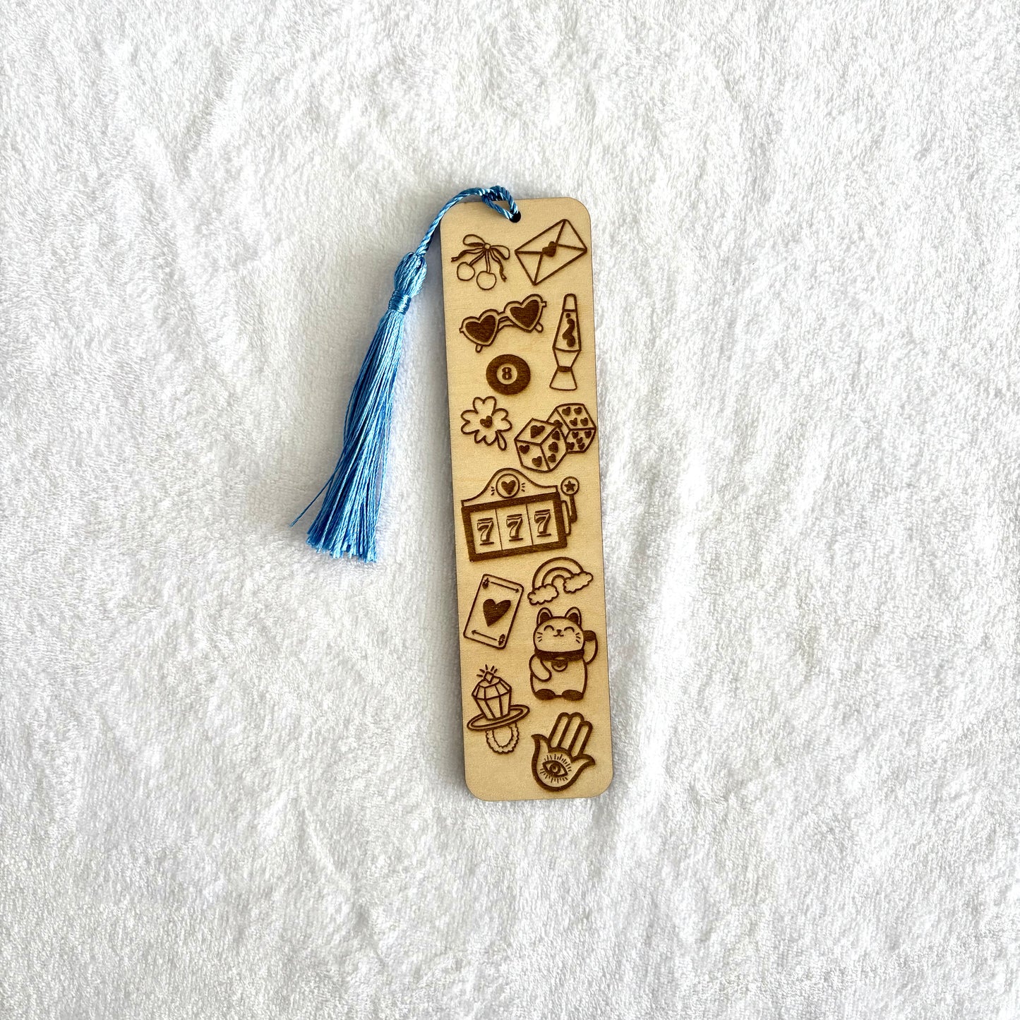 סימניית עץ עם חריטה ואיור מזל